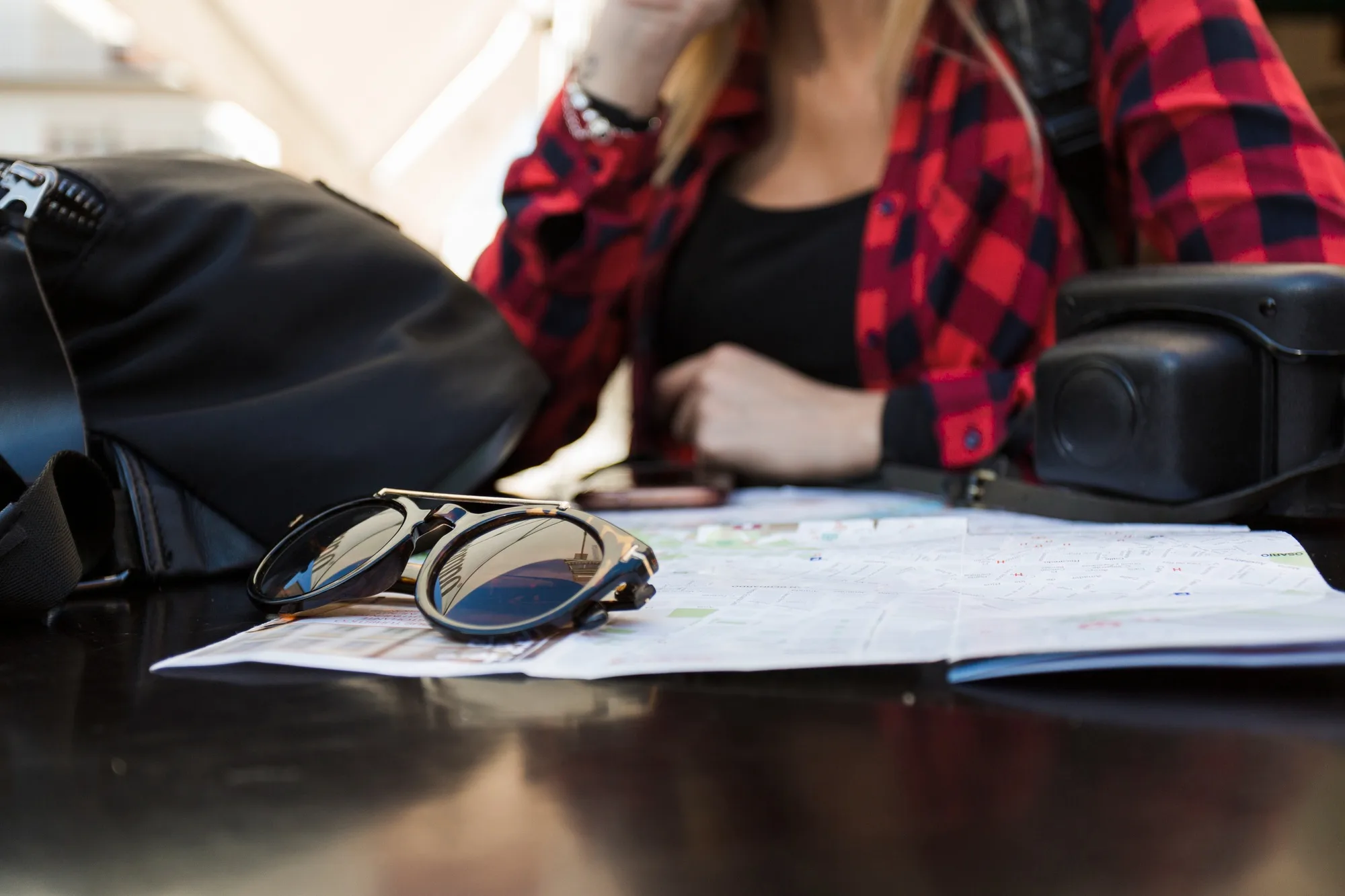 Lentes sobre papeles administrativos